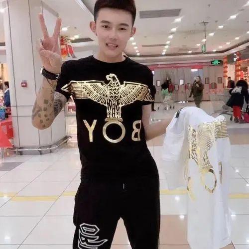 为什么法制新闻里的大哥衣服上都写着boy